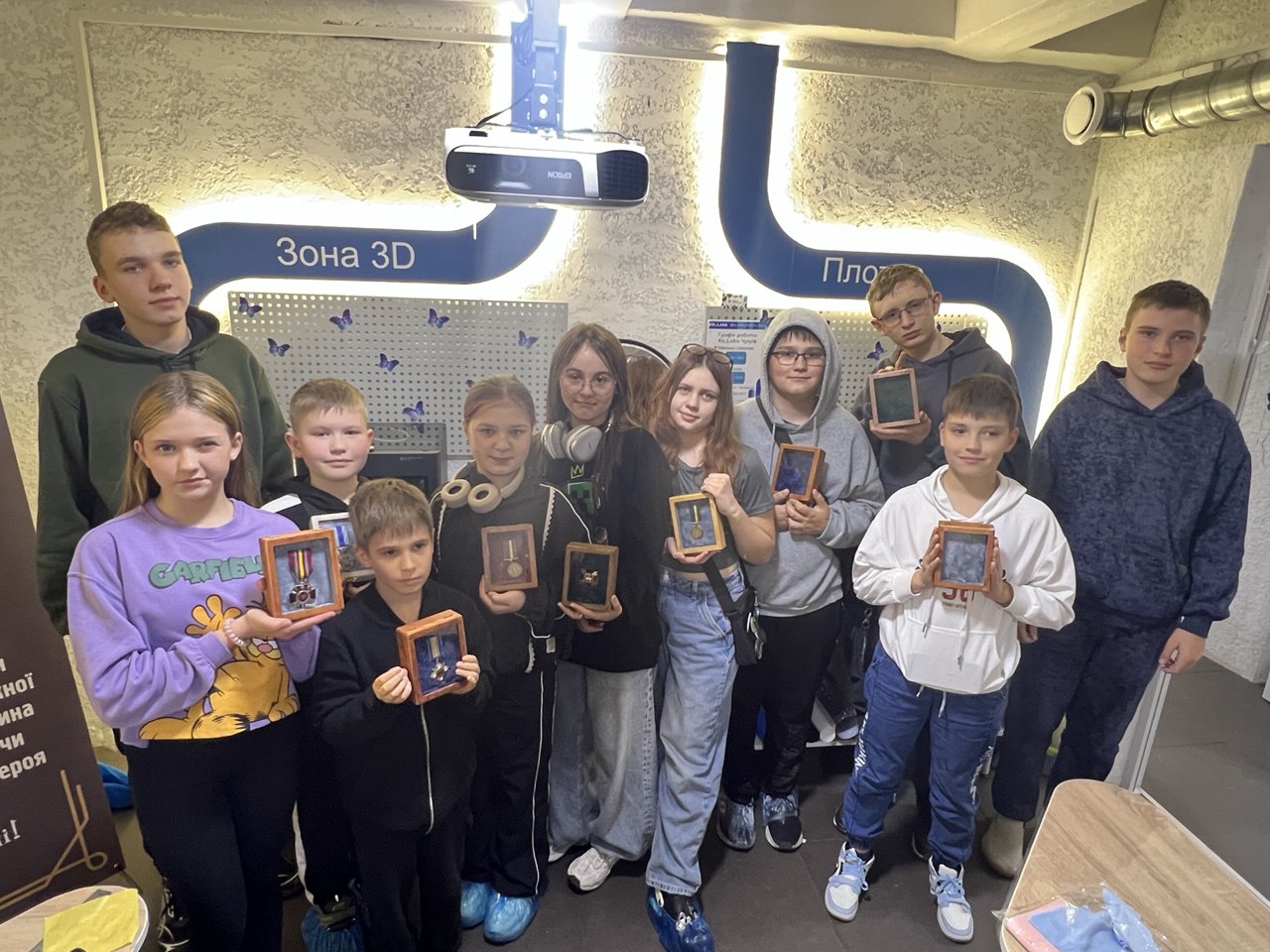 Подарунок, створений серцем: наш майстер-клас зі збірки вітрин для дітей героїв у Чугуєві