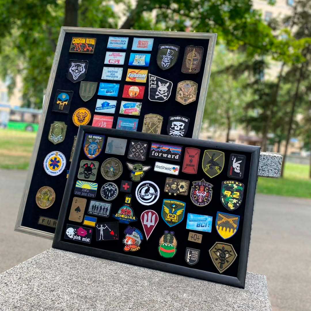 Настінна дошка для шевронів 80х60