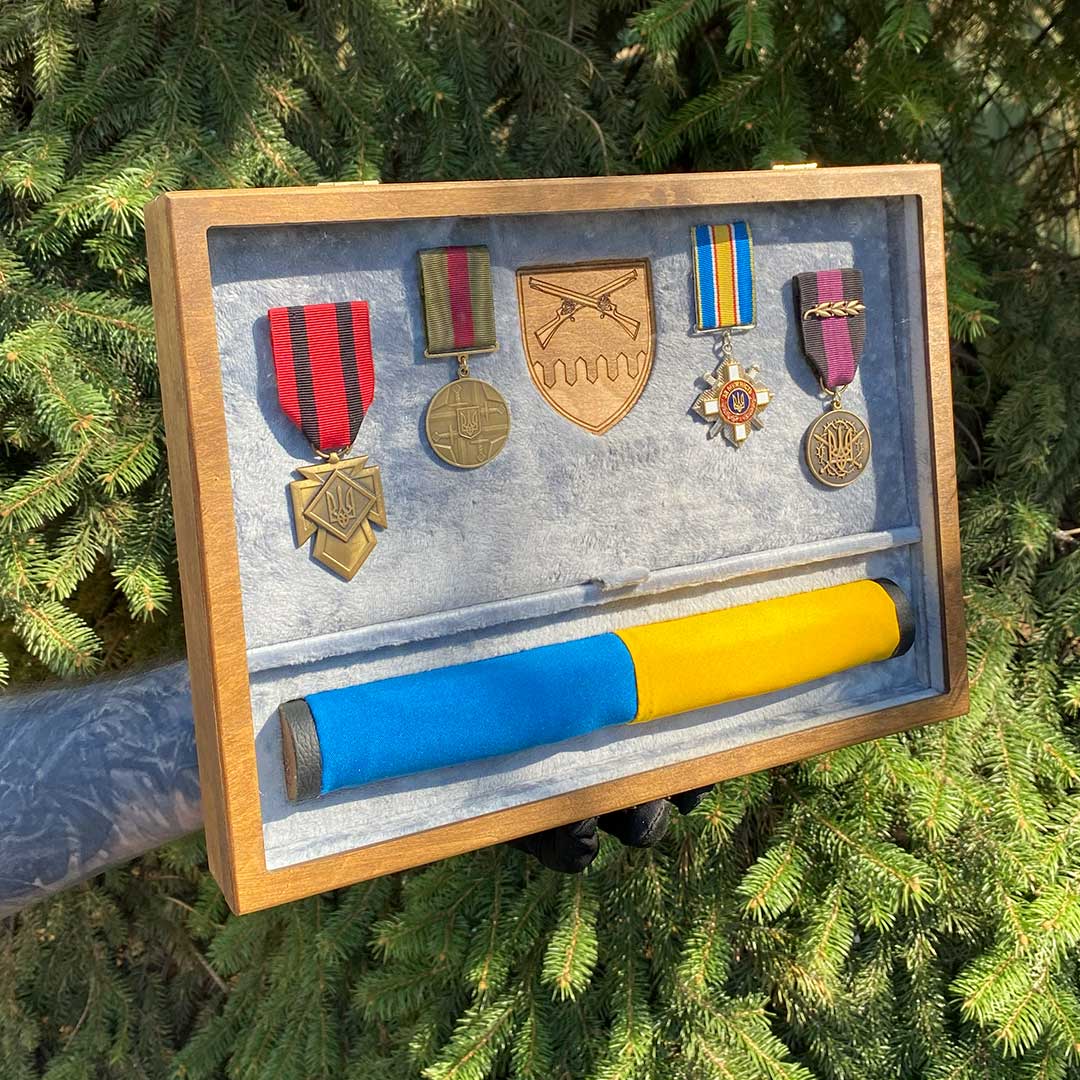 Вітрина А4 з прапором та гравіюванням