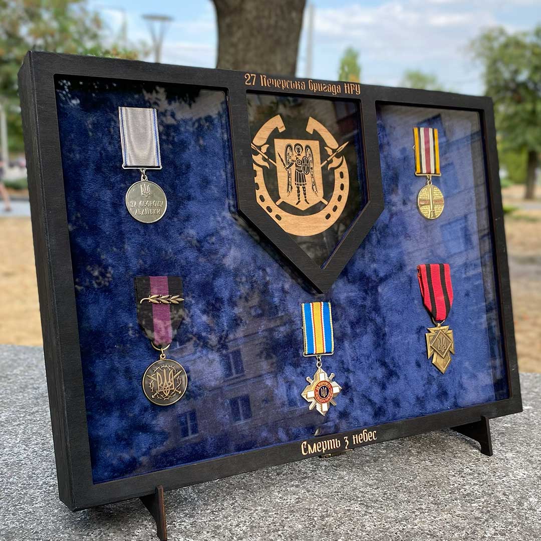 Вітрина А3+ з додатковим гравіюванням по рамці