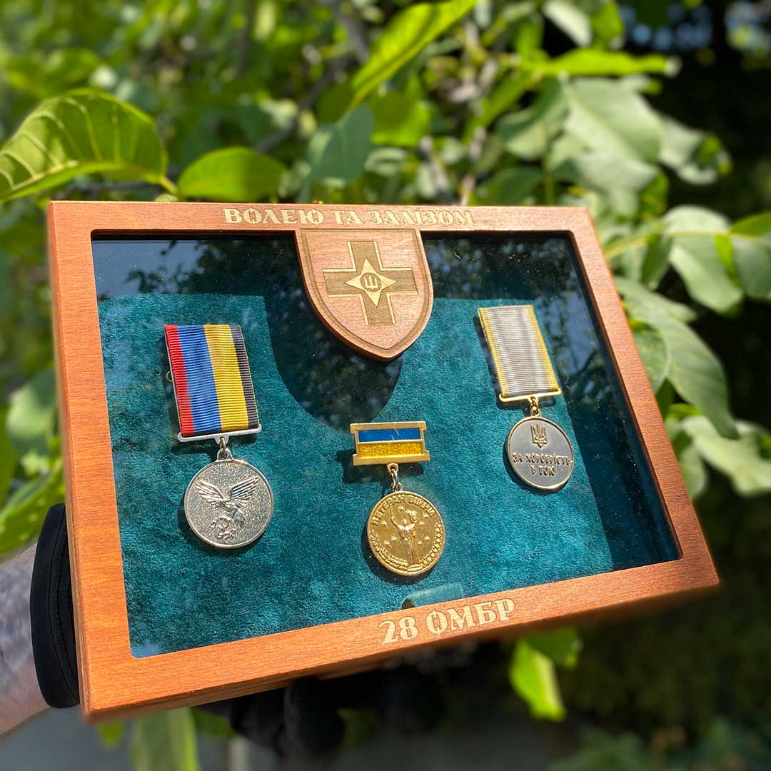 Вітрина А5 з індивідуальним гравіюванням по рамці