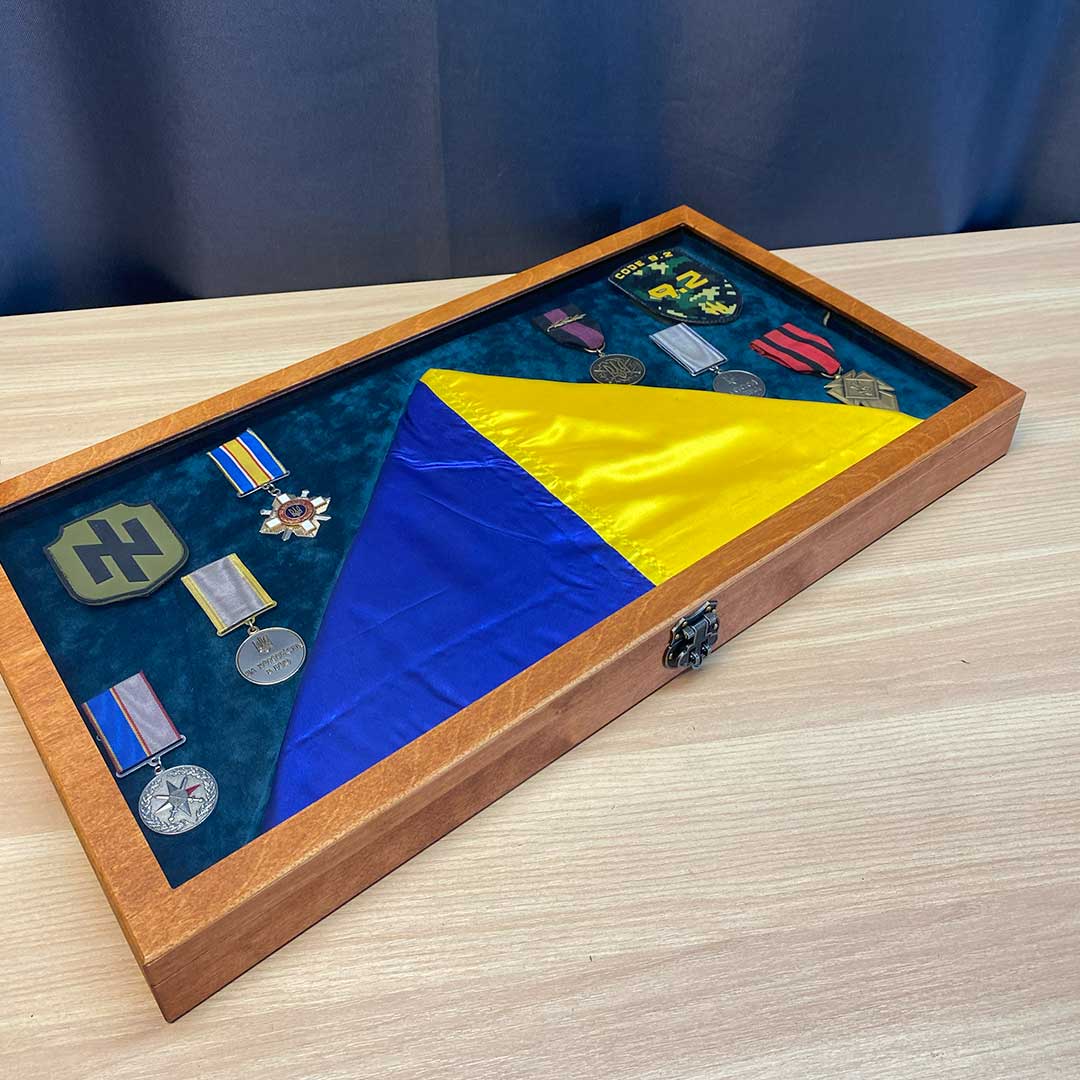 Грант вітрина під церемоніальний прапор складений трикутником