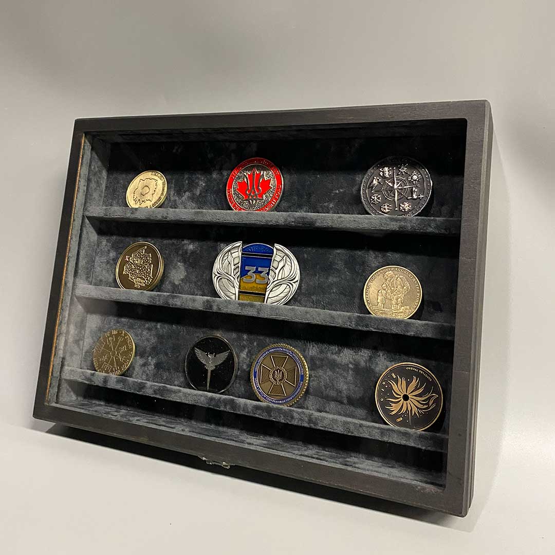 Вітрина А4 з поличкою для коїнів