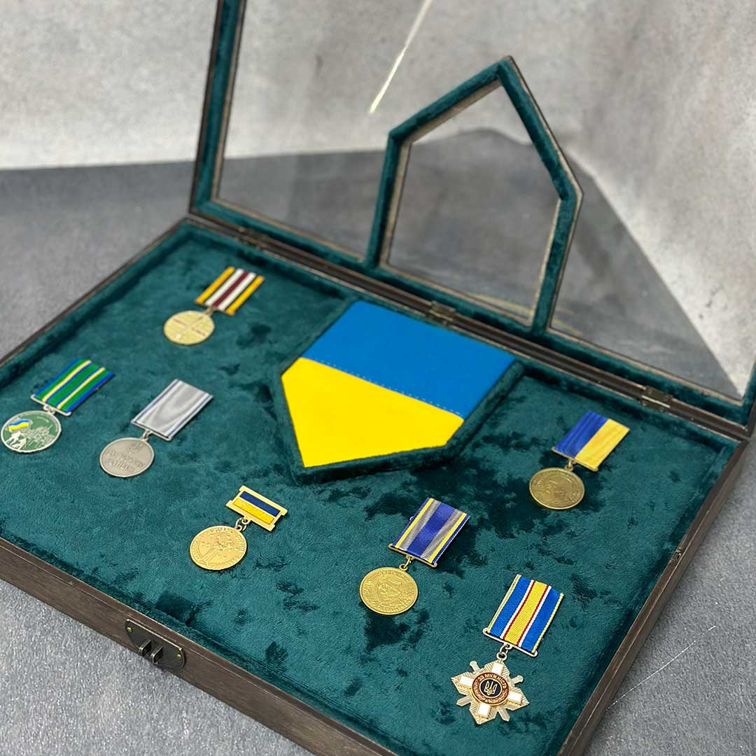 Вітрина А3+ з прапором - вид 2