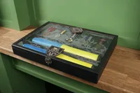 Вітрина А3 з гравіюванням по рамці та двома прапорами у скрученому дизайні - вид 2