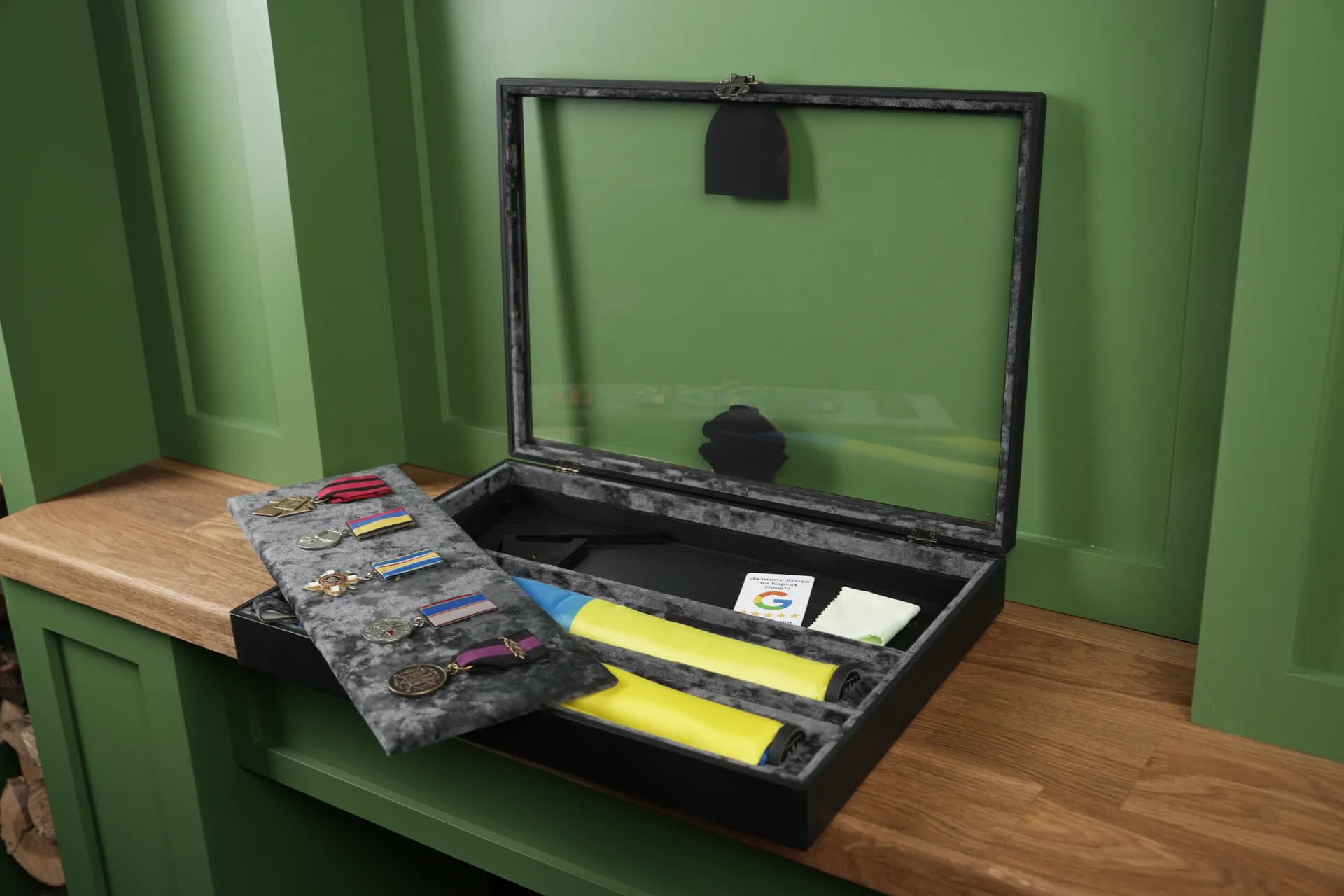 A3 display case with frame engraving and two flags in a twisted design - вид 4