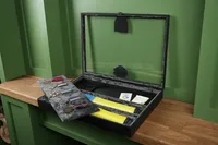 Вітрина А3 з гравіюванням по рамці та двома прапорами у скрученому дизайні - вид 4