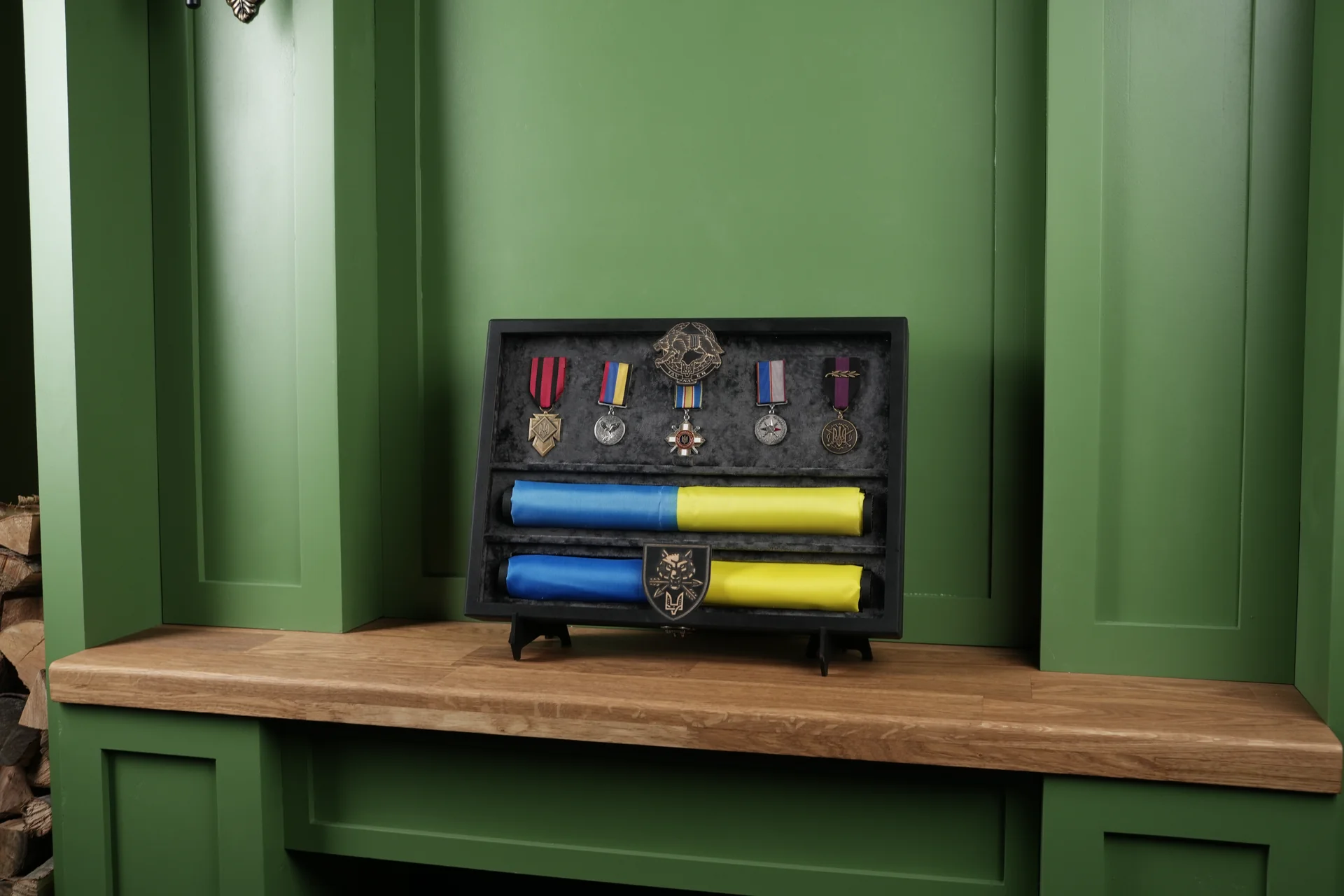 A3 display case with frame engraving and two flags in a twisted design - вид 6