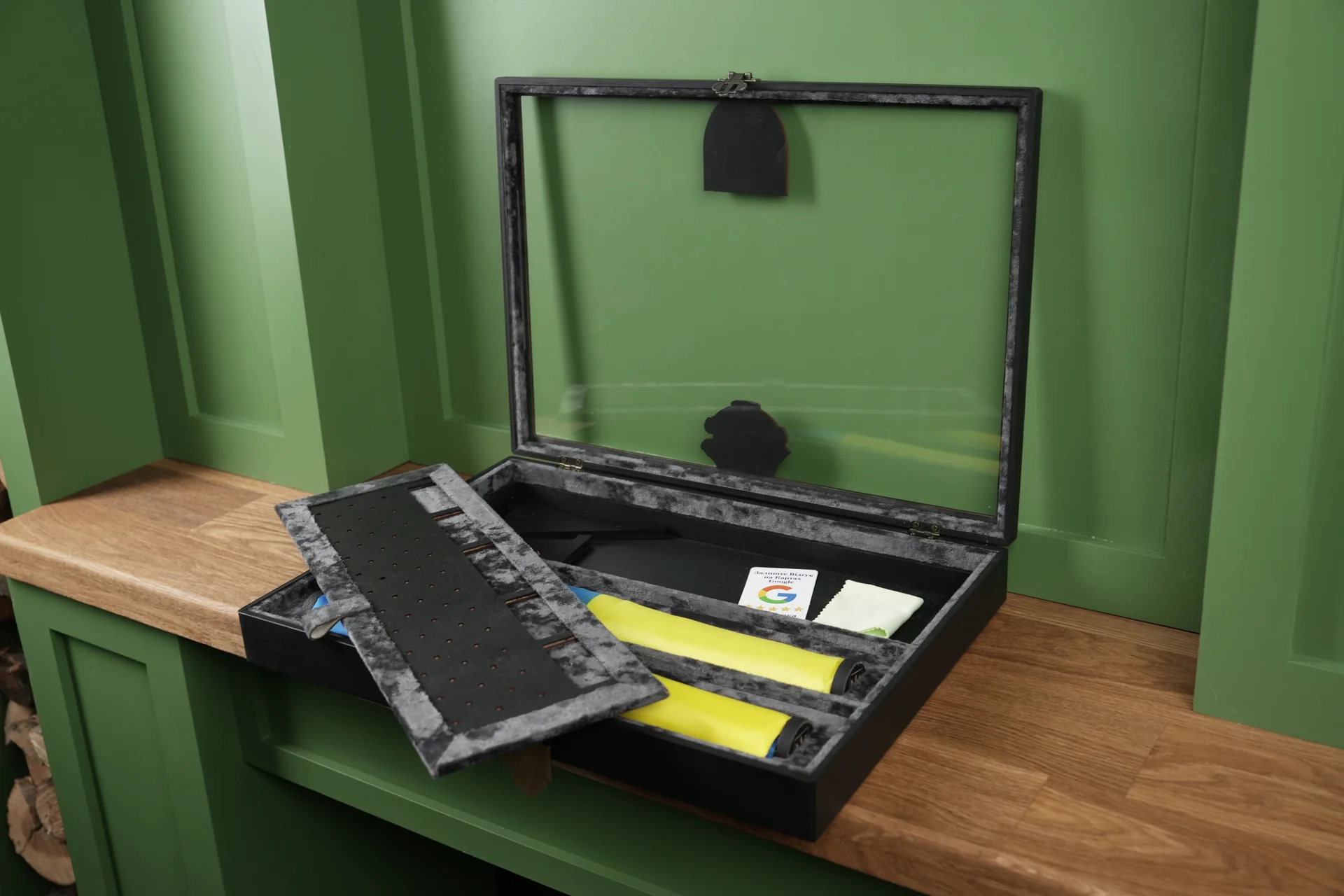 A3 display case with frame engraving and two flags in a twisted design - вид 5