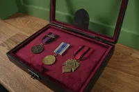 Компактна вітрина з індивідуальним гравіюванням по рамці - вид 4
