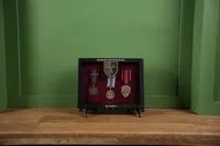 Компактна вітрина з індивідуальним гравіюванням по рамці - вид 9
