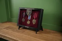 Компактна вітрина з індивідуальним гравіюванням по рамці - вид 1