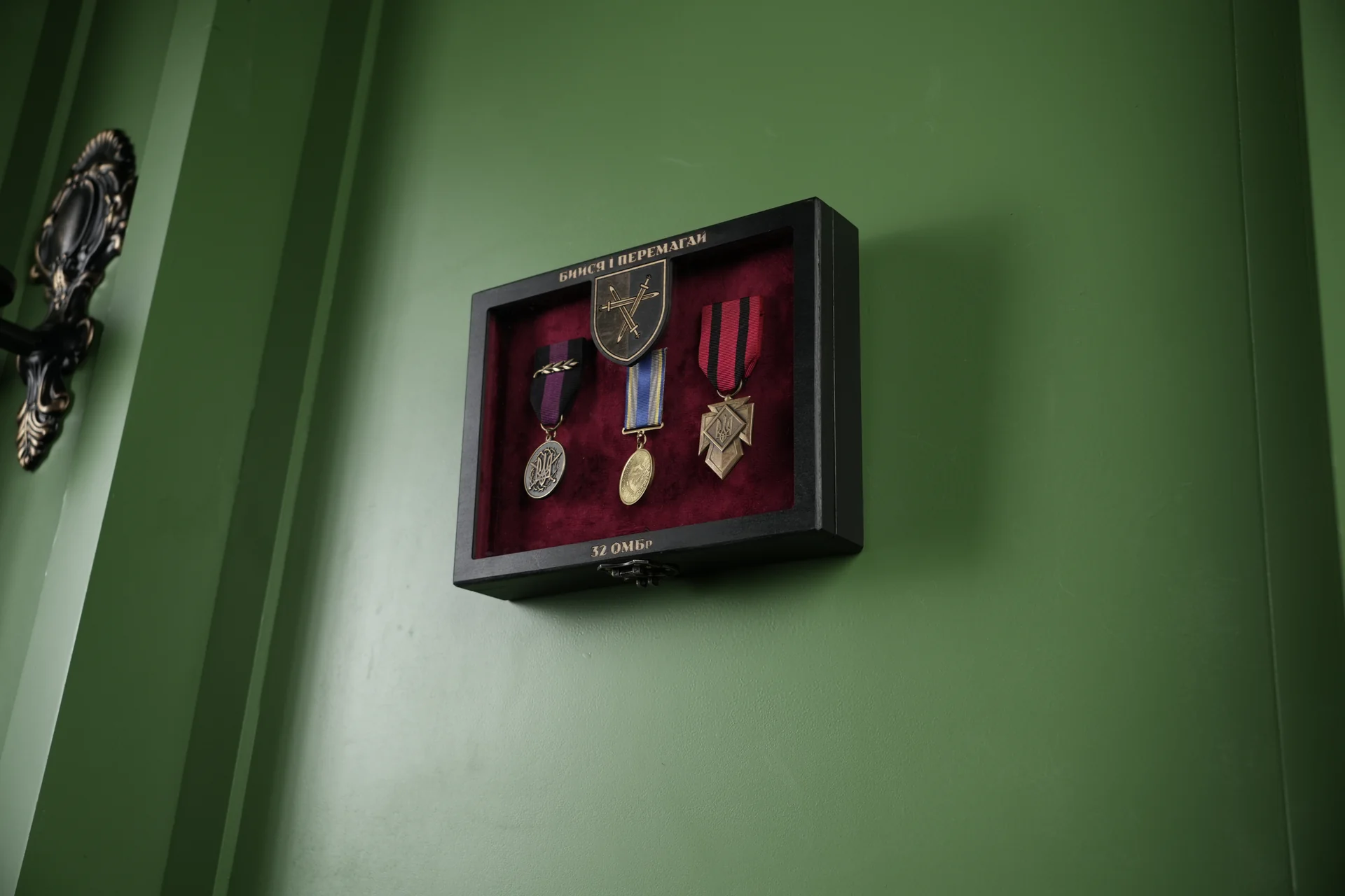 Компактна вітрина з індивідуальним гравіюванням по рамці - вид 14