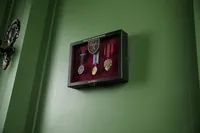 Компактна вітрина з індивідуальним гравіюванням по рамці - вид 14