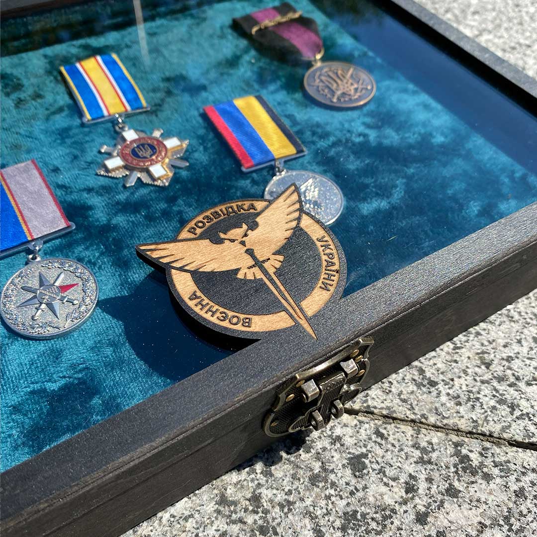 Вітрина А4 з гравіюванням по рамці - вид 3