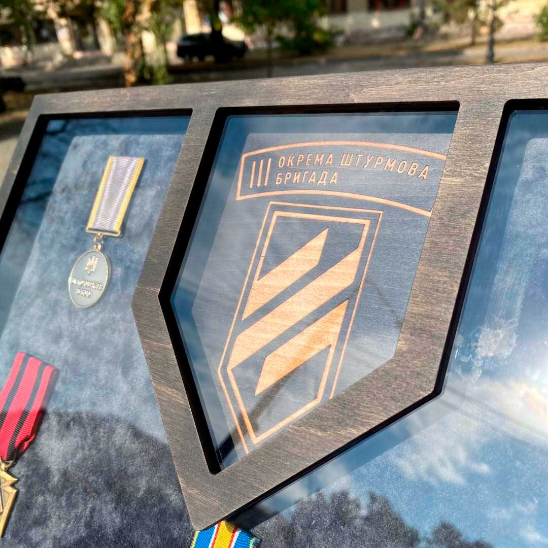 Вітрина А3+ з гравіюванням