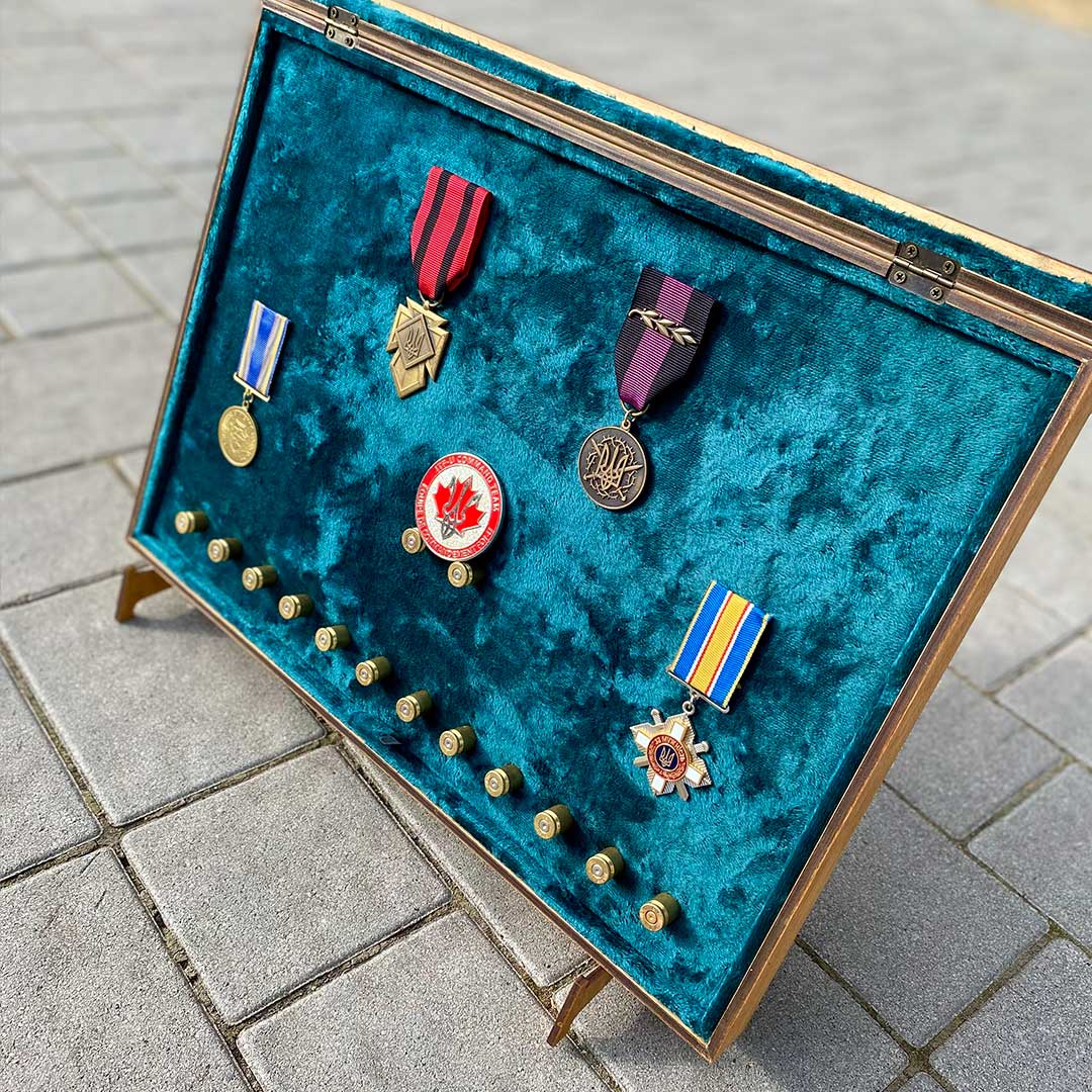 Вітрина під коїни з кріпленням на гільзах - вид 2