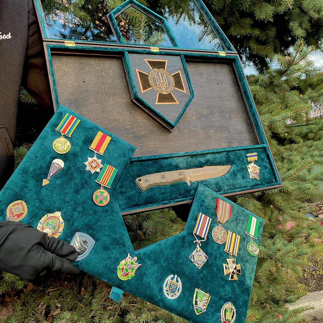 Гранд вітрина під нагородний ніж з індивідуальним гравіюванням у щиті - вид 3