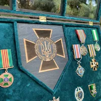 Гранд вітрина під нагородний ніж з індивідуальним гравіюванням у щиті - вид 4