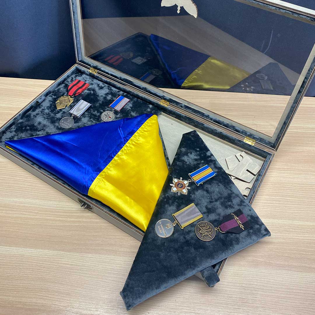 Грант вітрина під церемоніальний прапор складений трикутником - вид 4