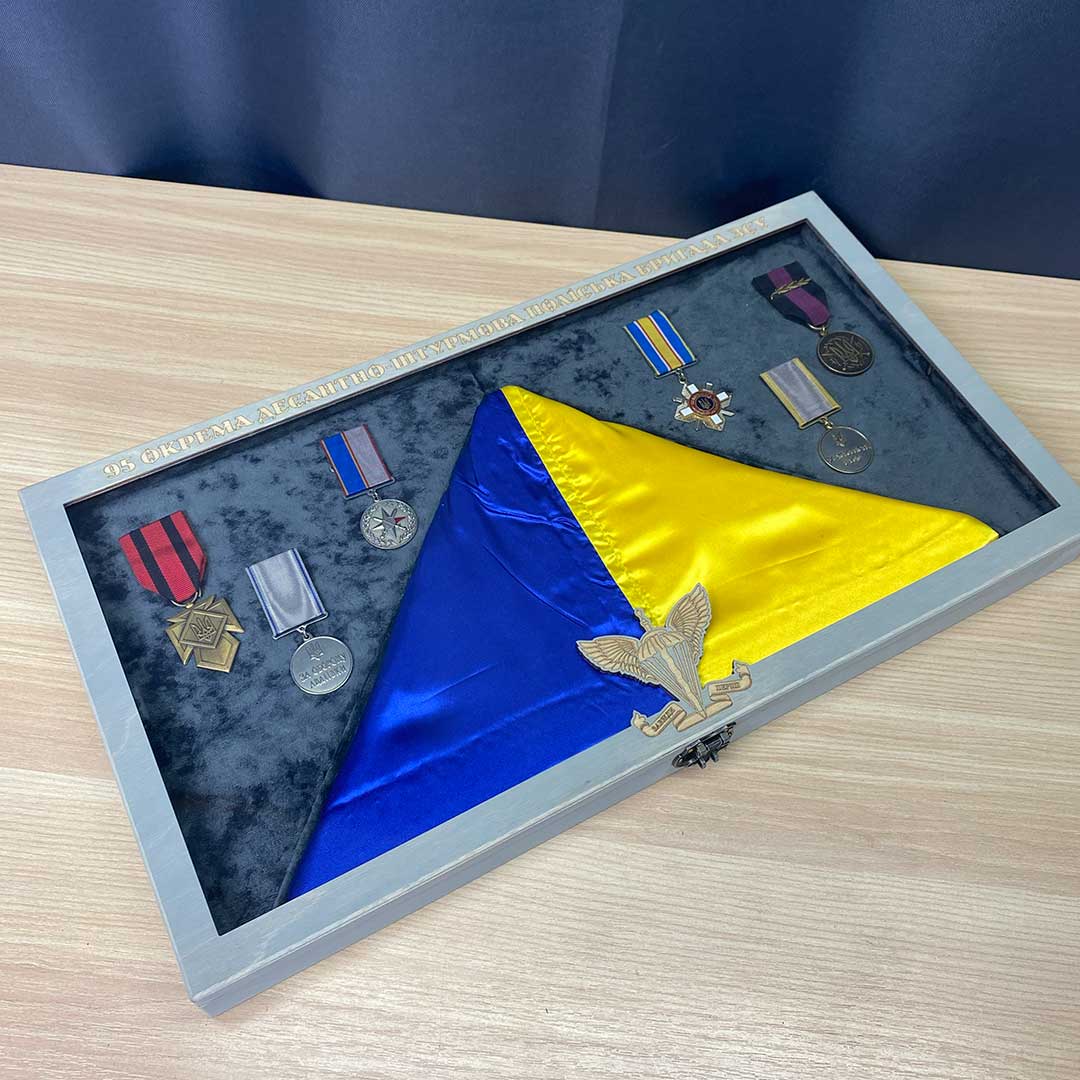 Грант вітрина під церемоніальний прапор складений трикутником - вид 2