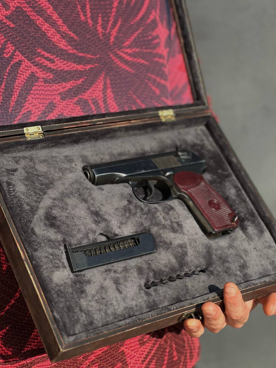 Вітрина під нагородну зброю - вид 8