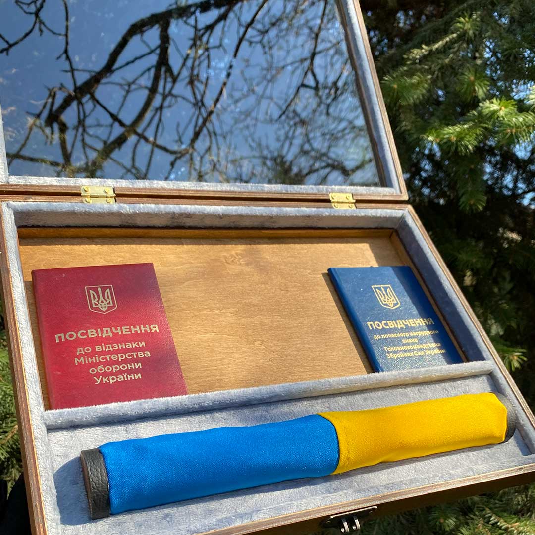 Вітрина А4 з прапором та гравіюванням - вид 4