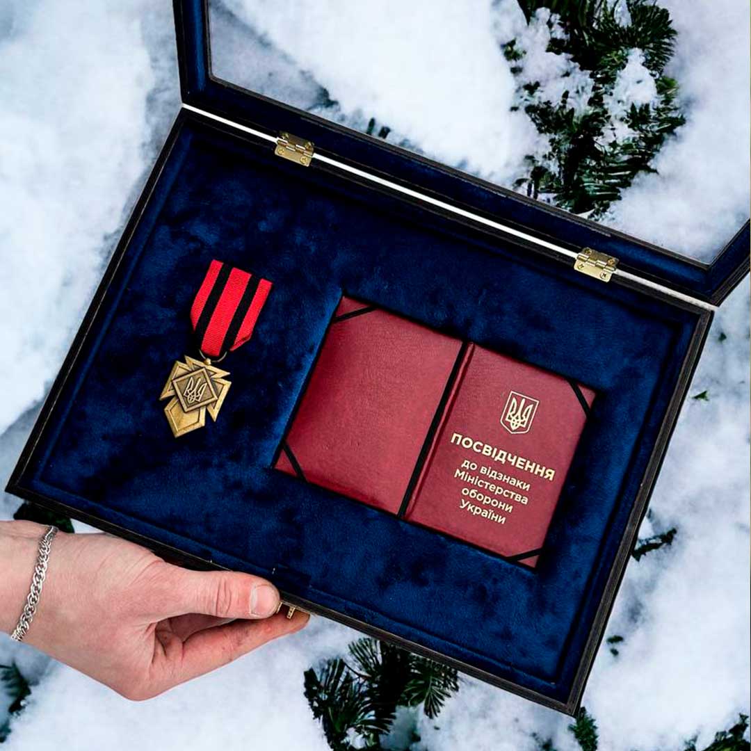 Вітрина А4+ з місцем під книжечку - вид 2