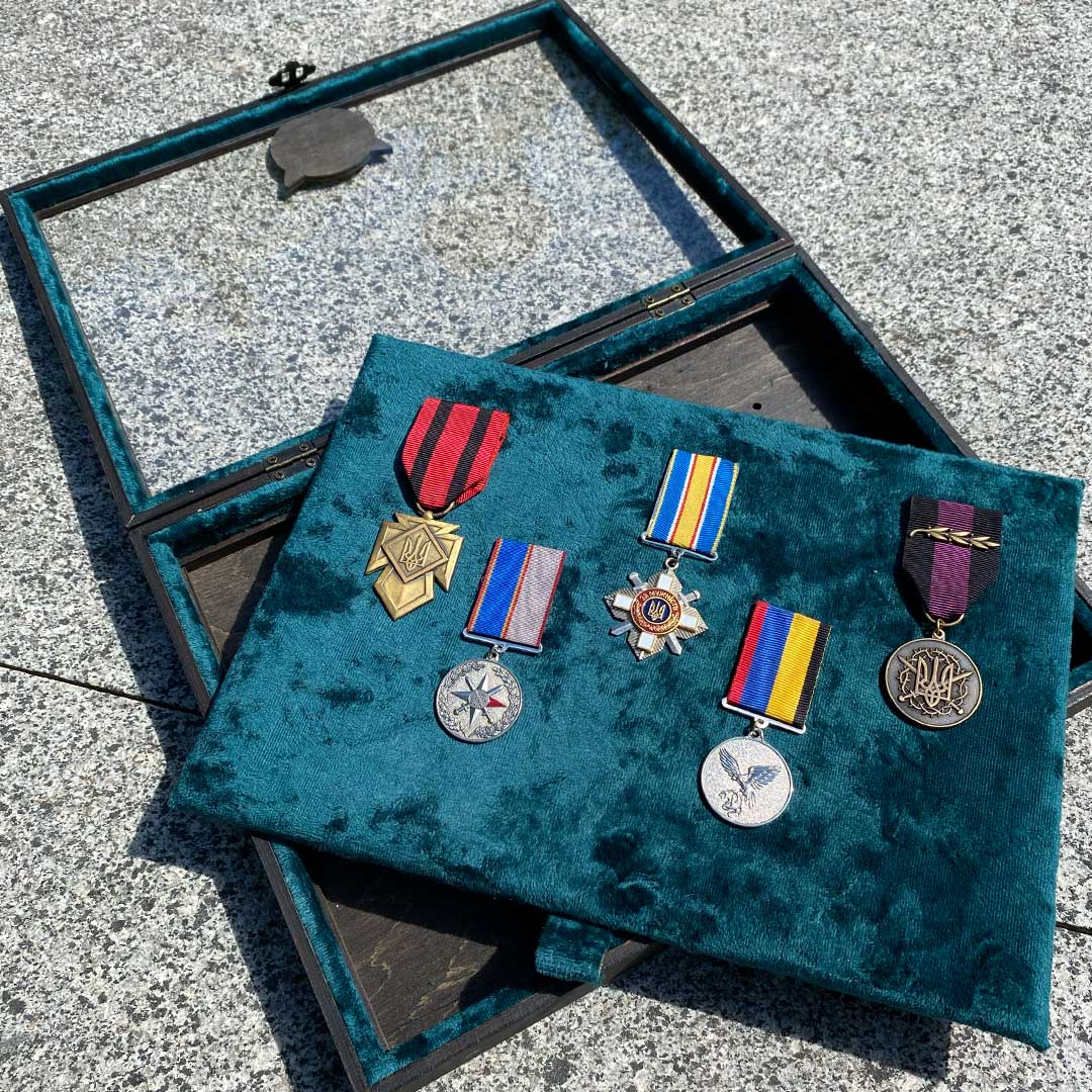 Вітрина А4 з гравіюванням по рамці - вид 4