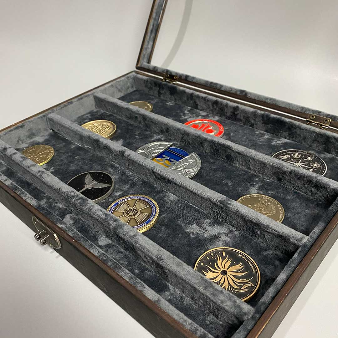 Вітрина А4 з поличкою для коїнів - вид 3