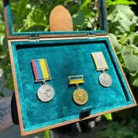 Компактна вітрина з індивідуальним гравіюванням по рамці - вид 10