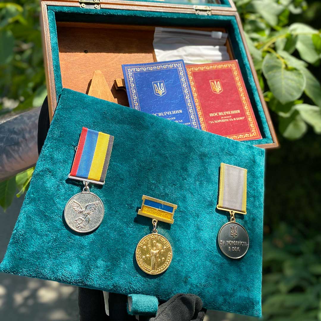 Вітрина А5 з індивідуальним гравіюванням по рамці - вид 3