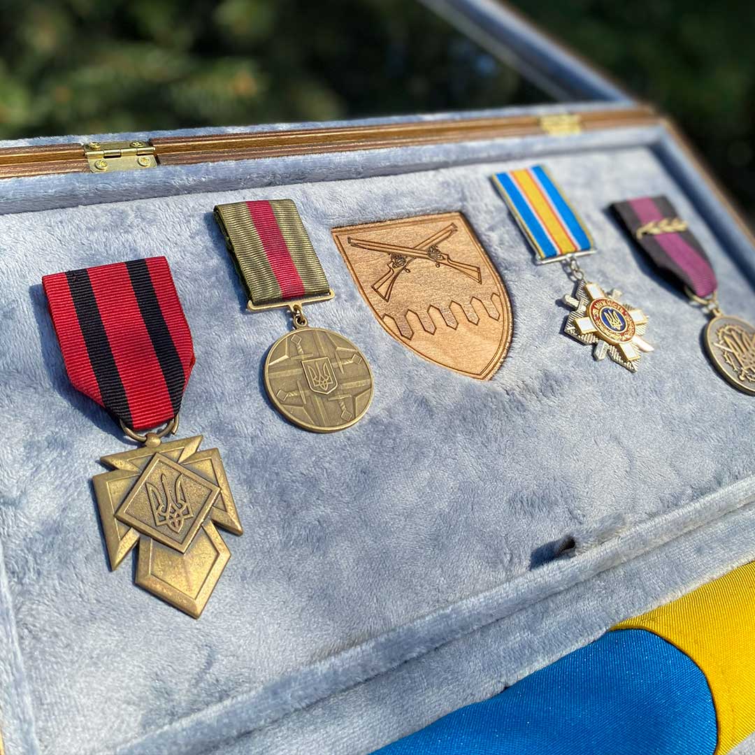 Вітрина А4 з прапором та гравіюванням - вид 3