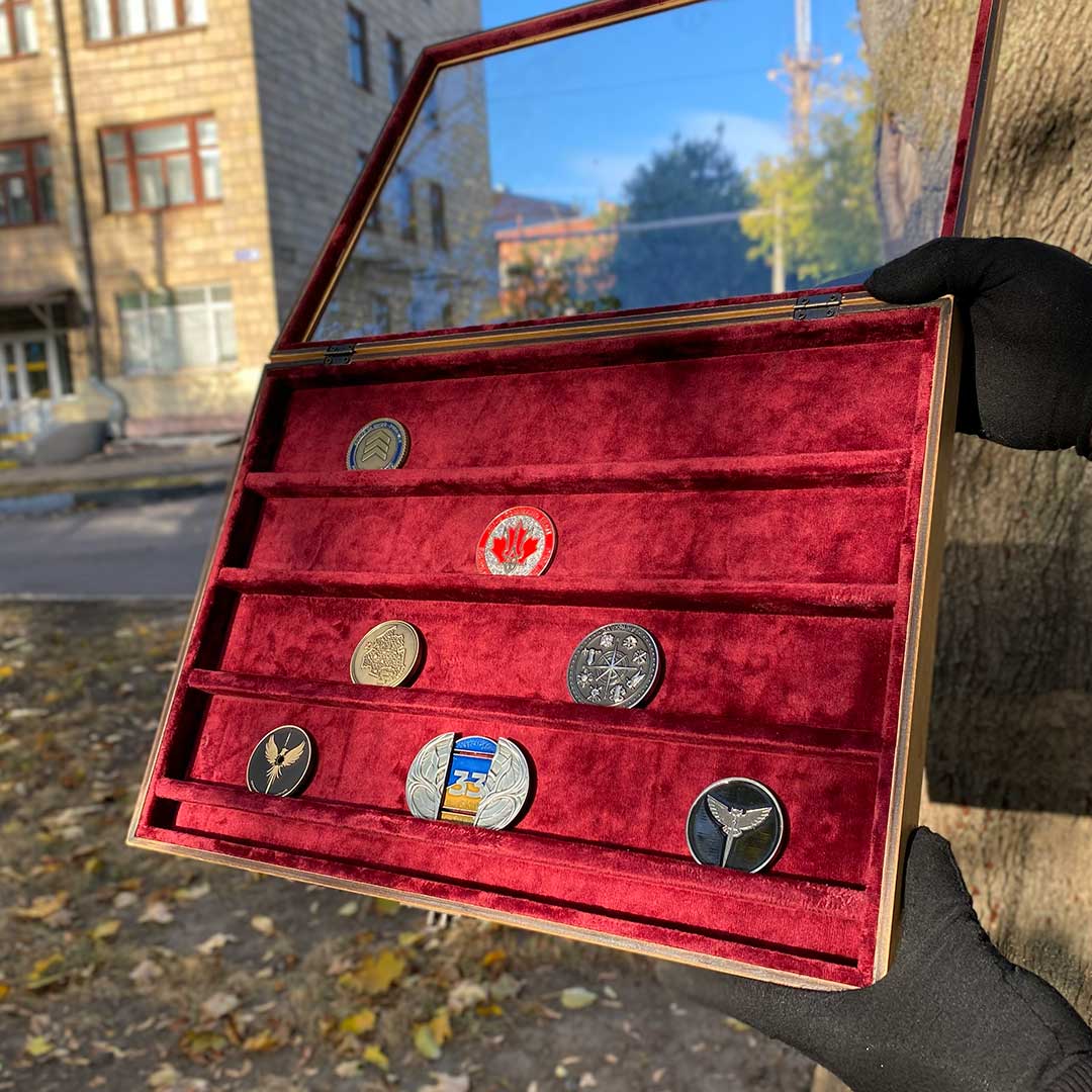 Вітрина А3 з поличкою для коїнів - вид 2