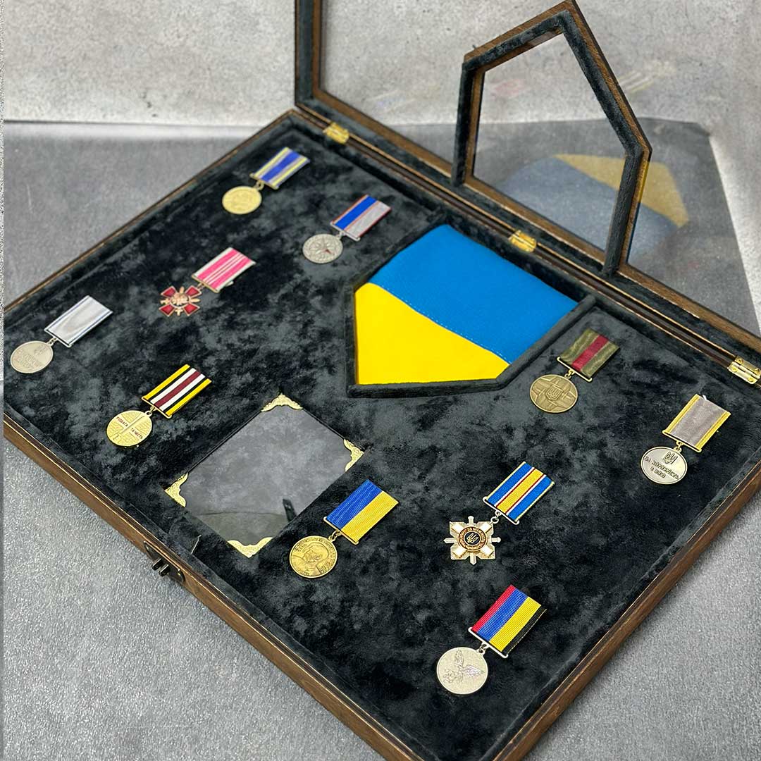 Гранд вітрина 530х390 з прапором та фото - вид 2