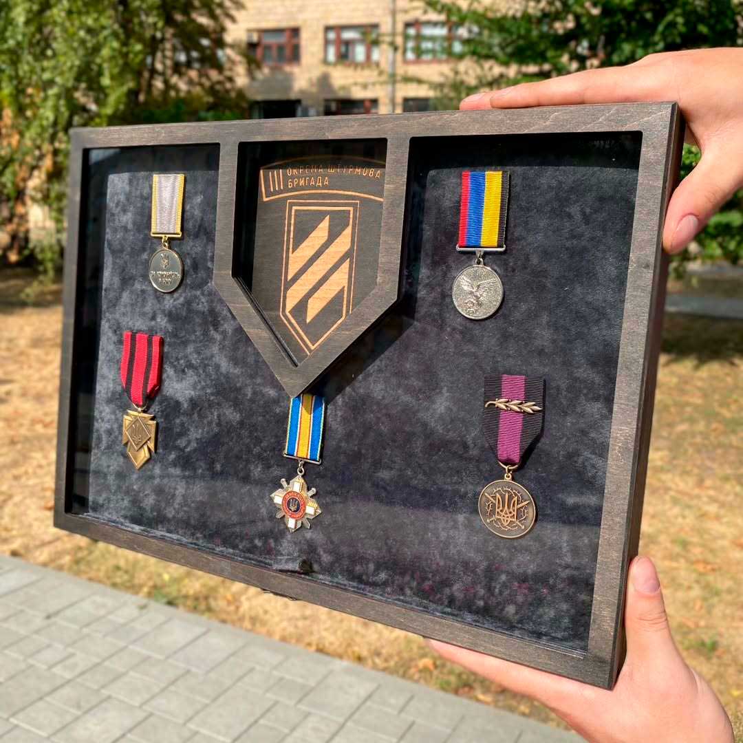 Вітрина А3+ з гравіюванням - вид 2