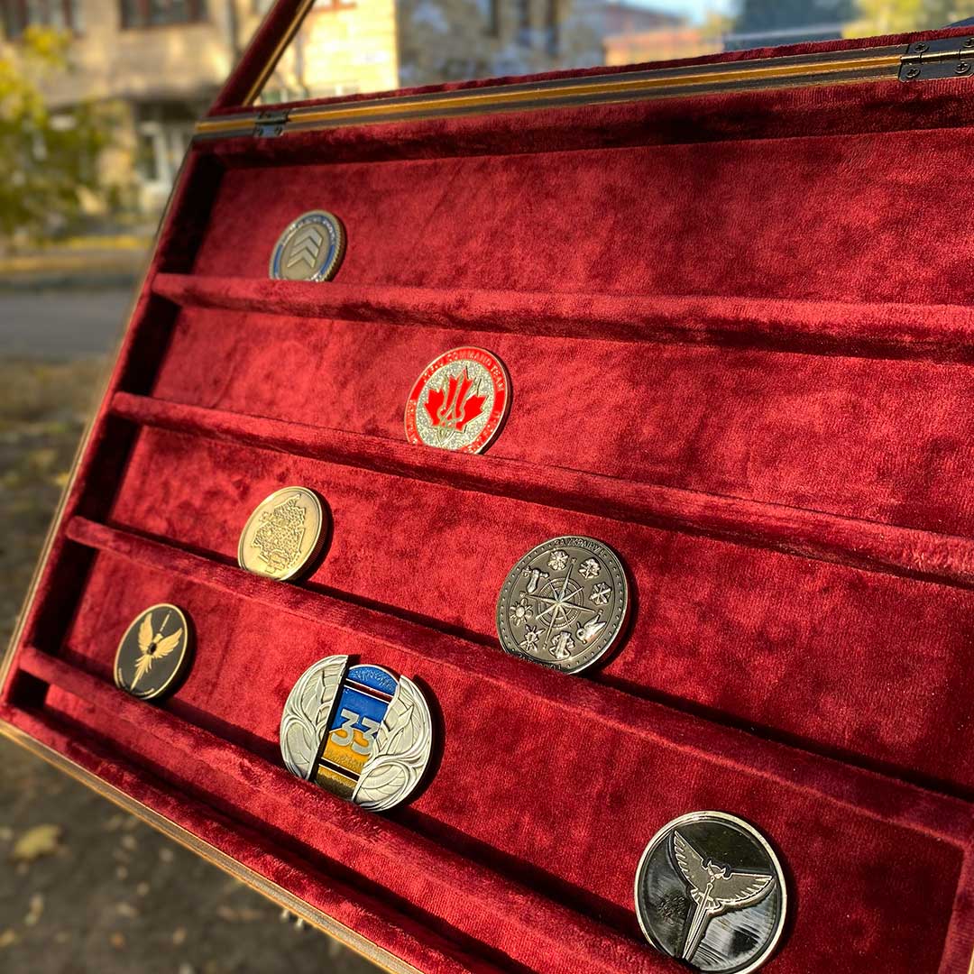 Вітрина А3 з поличкою для коїнів - вид 3