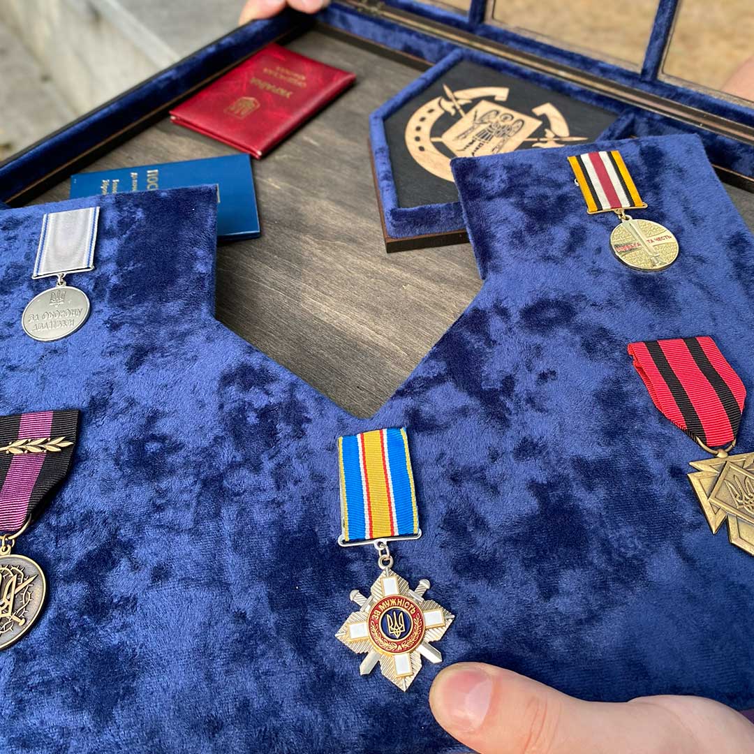 Вітрина А3+ з додатковим гравіюванням по рамці - вид 4