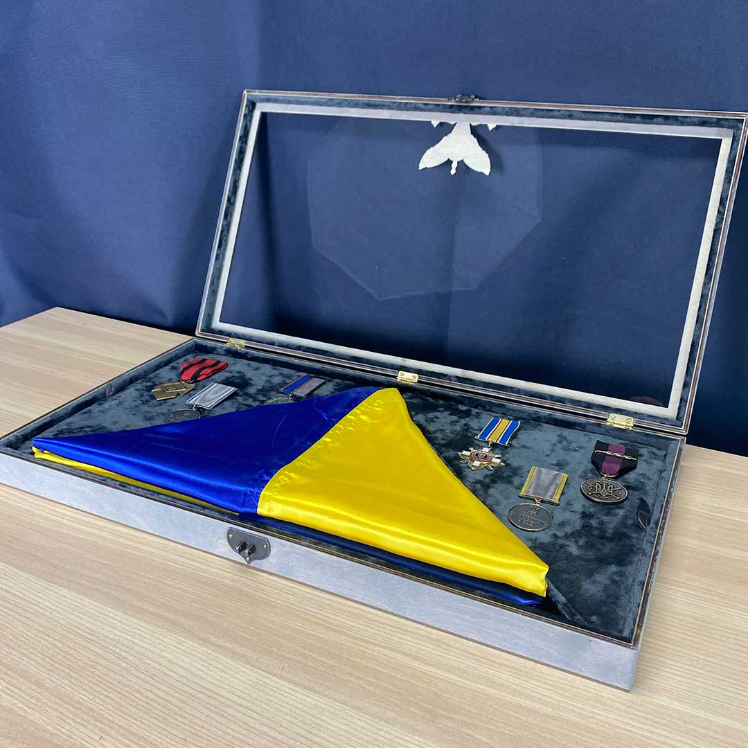 Грант вітрина під церемоніальний прапор складений трикутником - вид 3