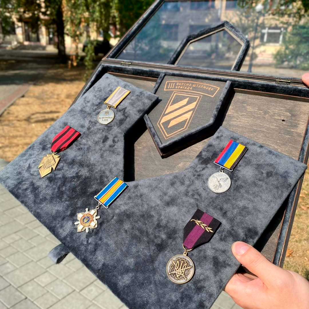 Вітрина А3+ з гравіюванням - вид 3