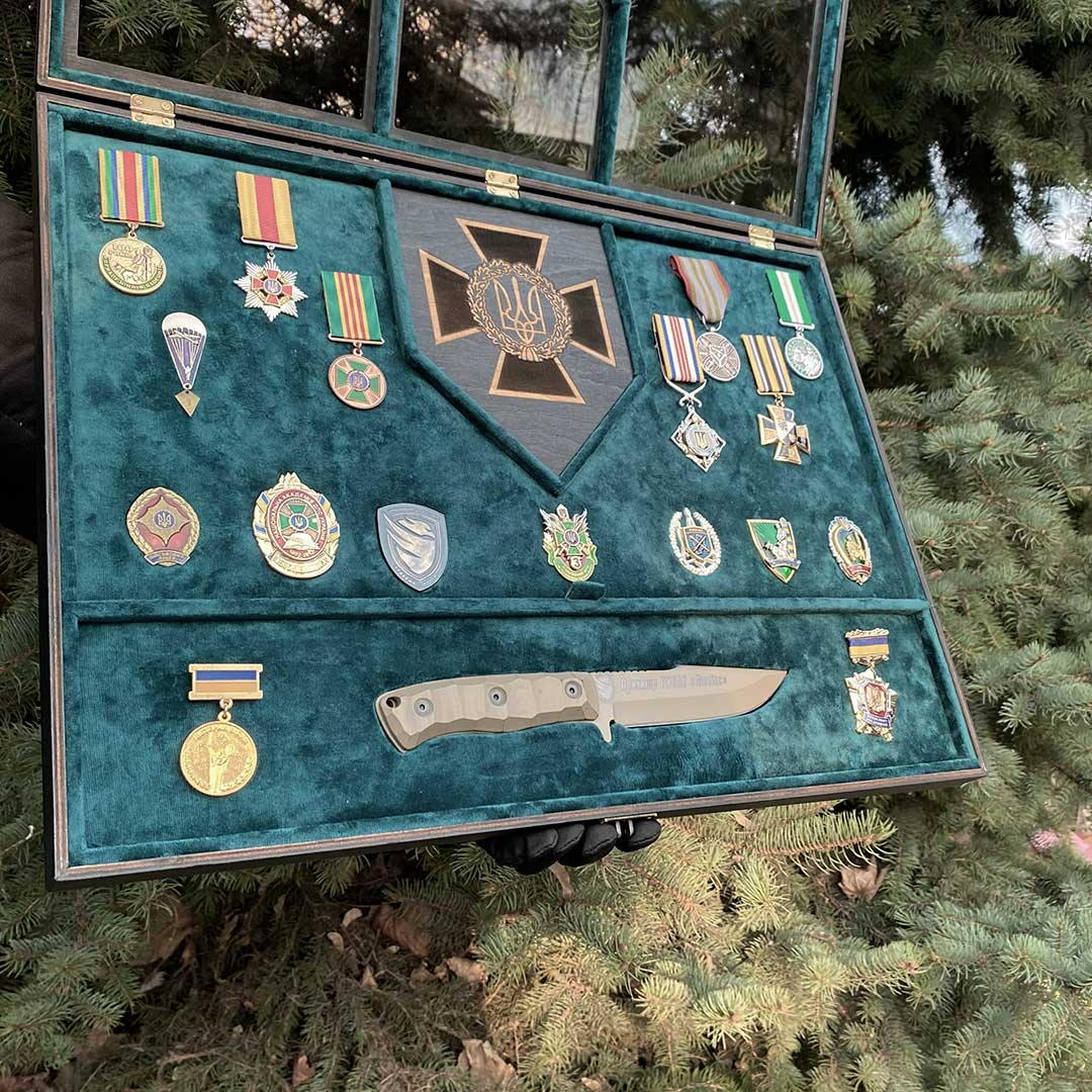 Гранд вітрина під нагородний ніж з індивідуальним гравіюванням у щиті - вид 2