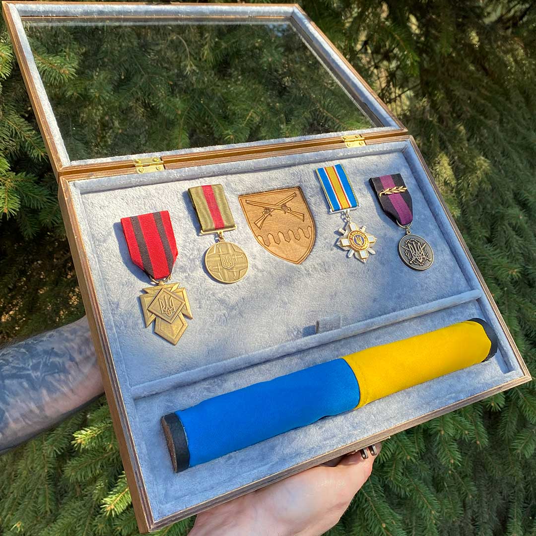 Вітрина А4 з прапором та гравіюванням - вид 2