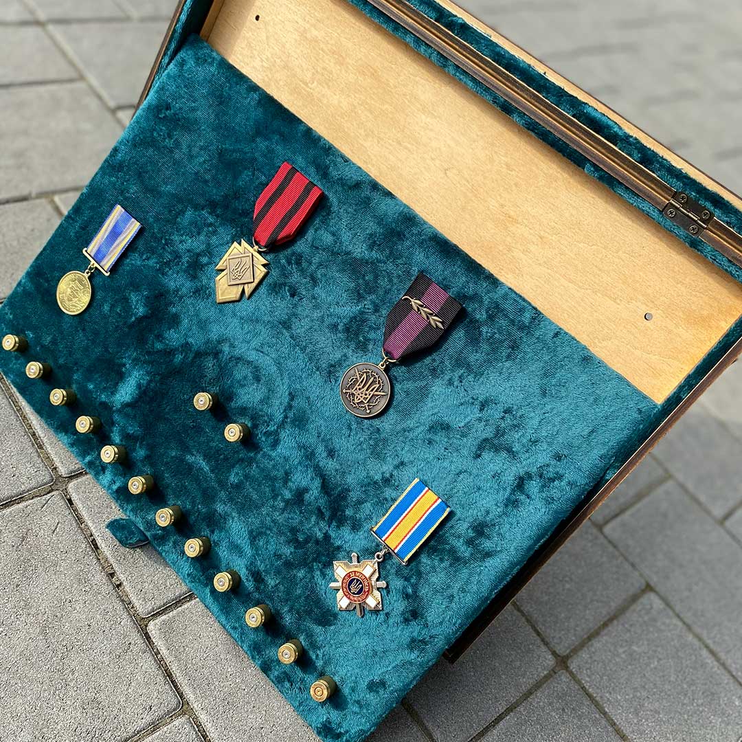 Вітрина під коїни з кріпленням на гільзах - вид 3