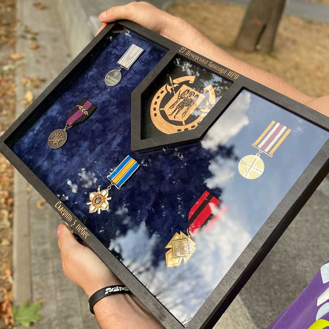 Вітрина А3+ з додатковим гравіюванням по рамці - вид 3