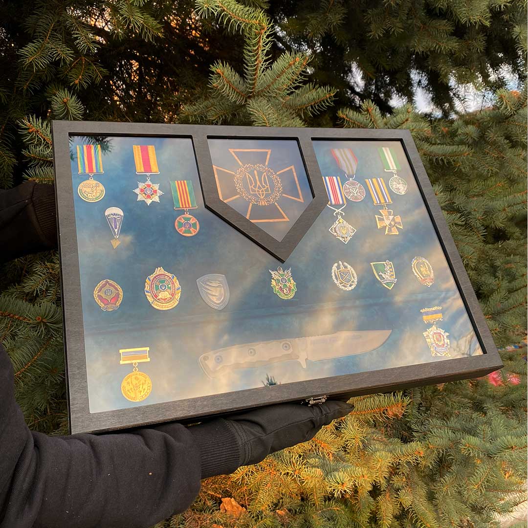 Гранд вітрина під нагородний ніж з індивідуальним гравіюванням у щиті