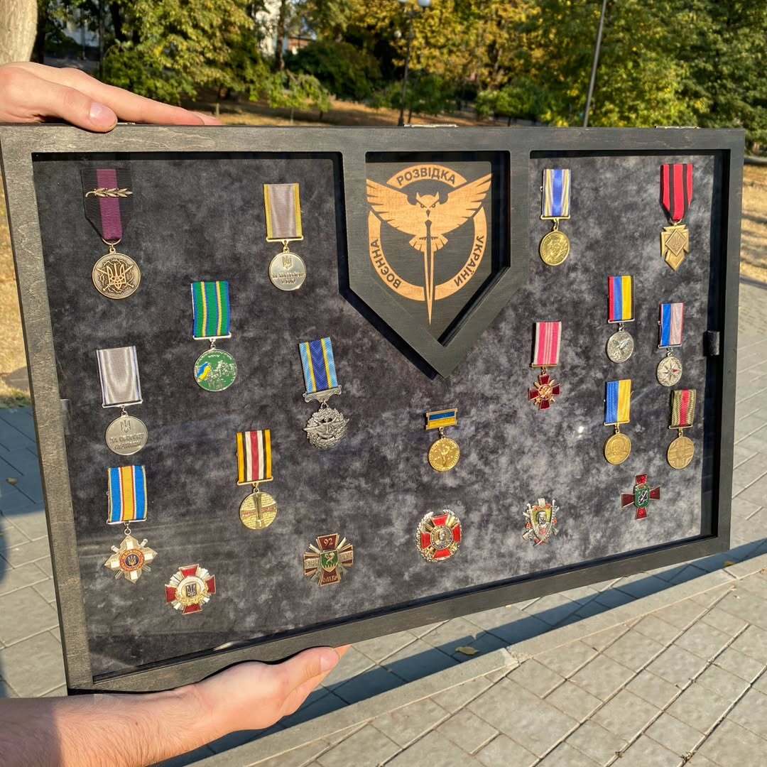 Гранд вітрина 680х445 з прапором або гравіюванням